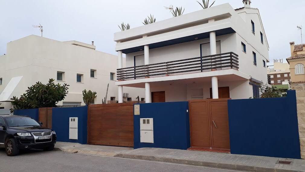 Bungalow en la playa con piscina y terraza amplia