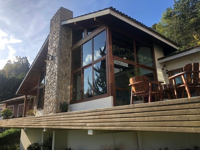 Casa em Pedra Azul, localizada condomínio fechado