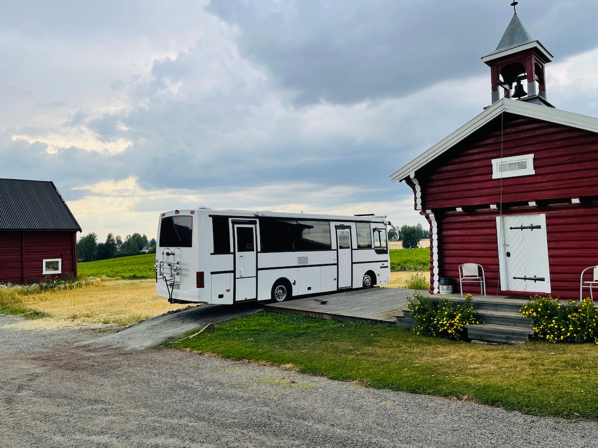 农场上有房车装饰公交车。靠近Stange市中心