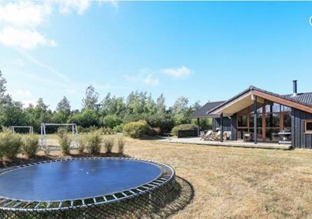 Sommerhus ved Tversted strand i naturskønt område