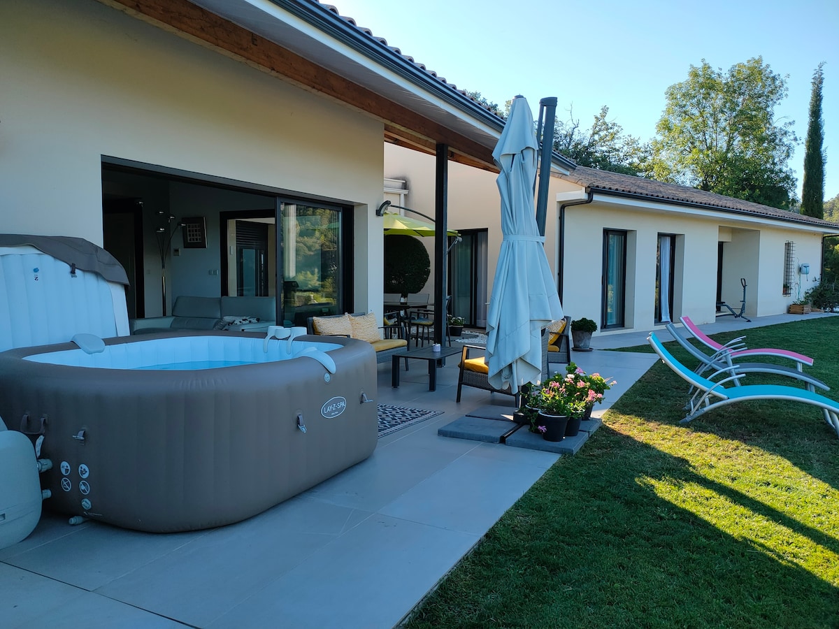 配备热水浴缸和迷人景观的现代别墅