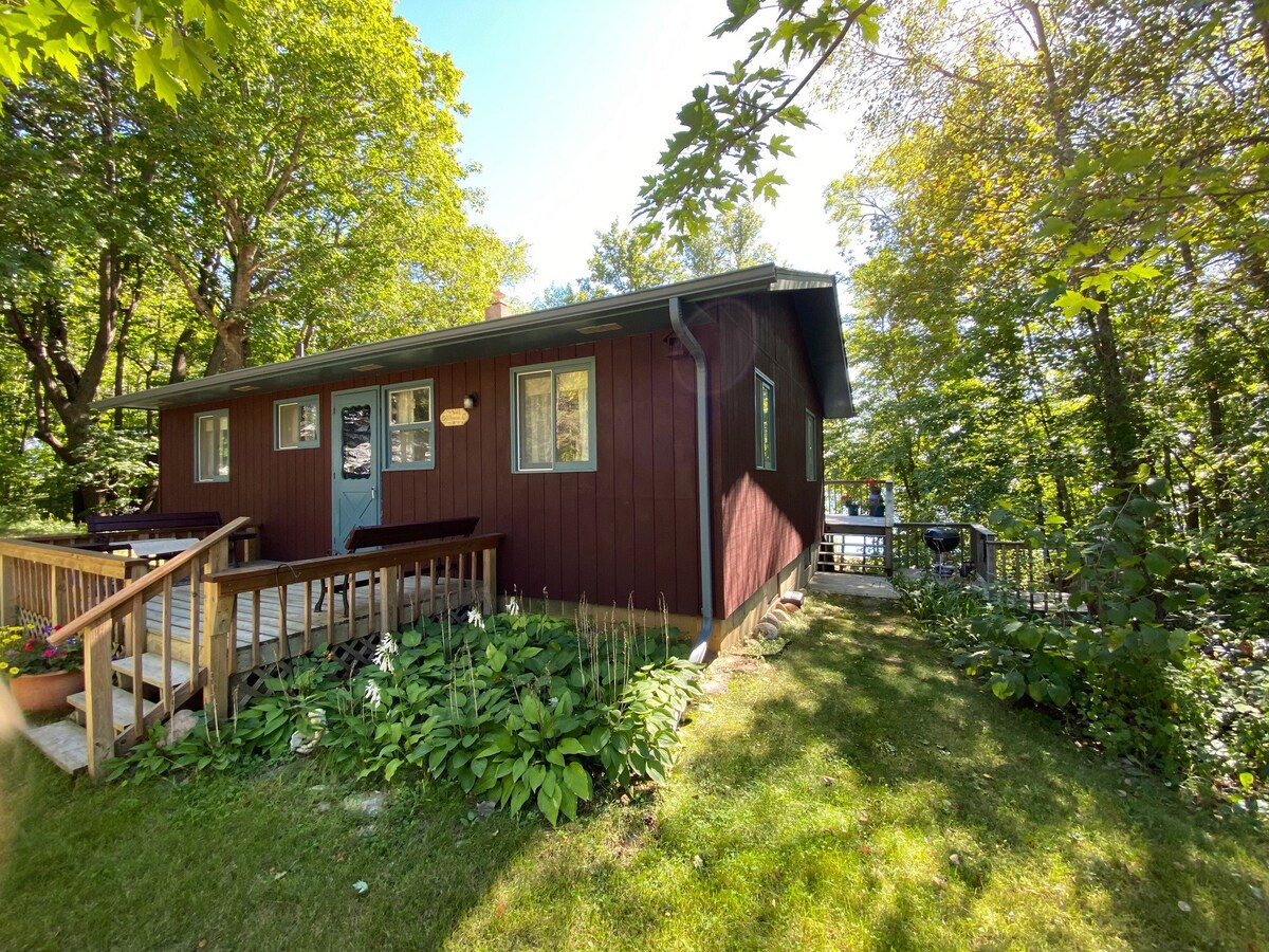 Vintage Lakefront Cottage