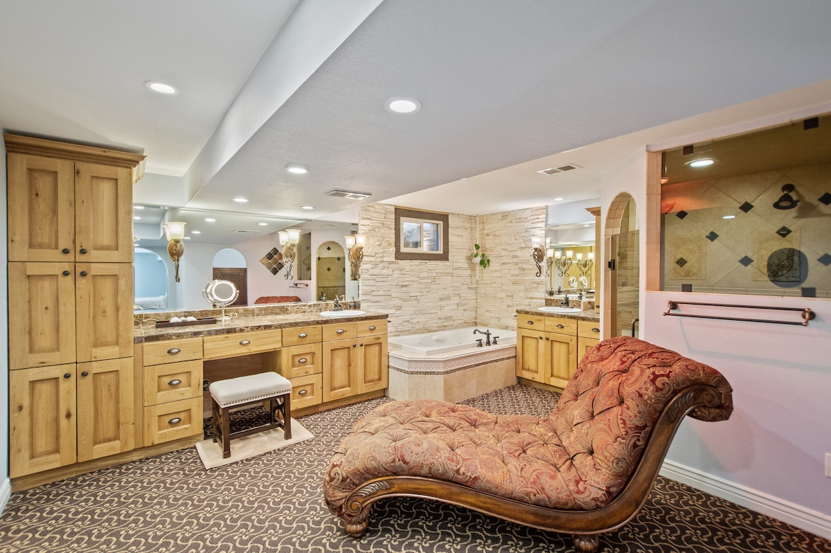 King suite w/ hot tub, fire pit, & luxe bathroom