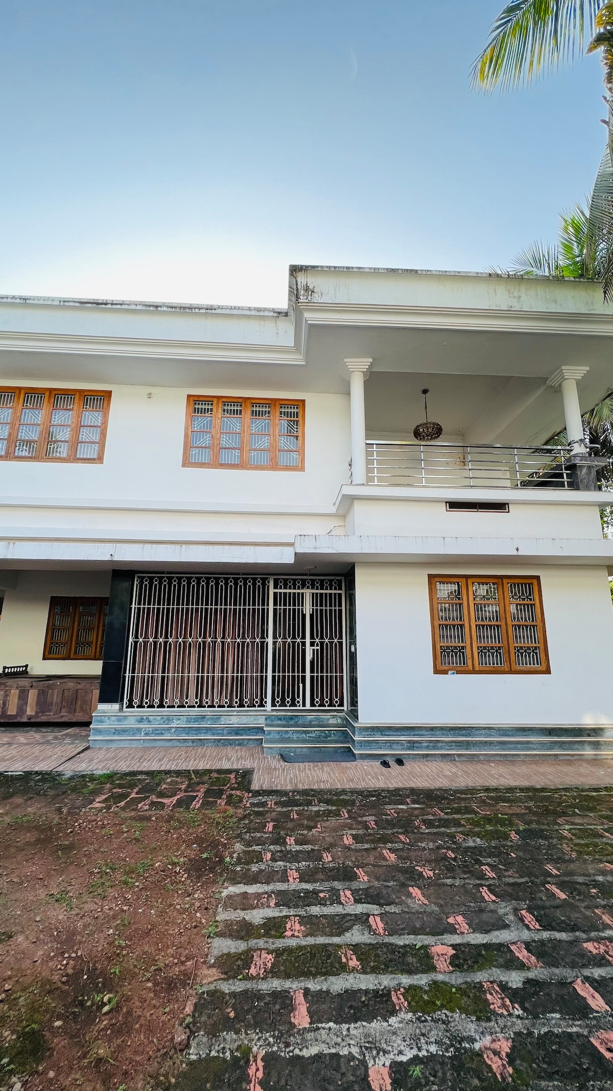 5 bedroom villa with free parking & indoor kitchen