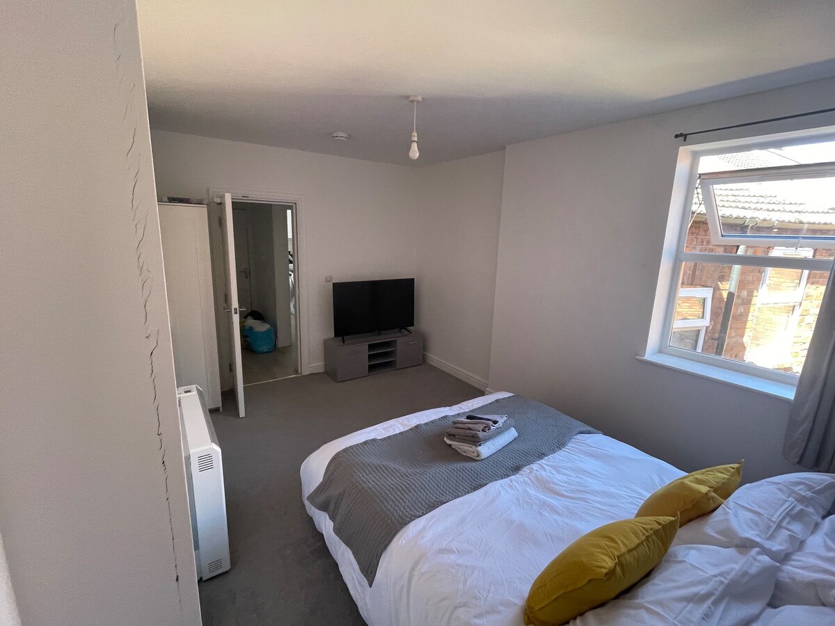 2 Bedroom Flat | Town Centre | Free Parking