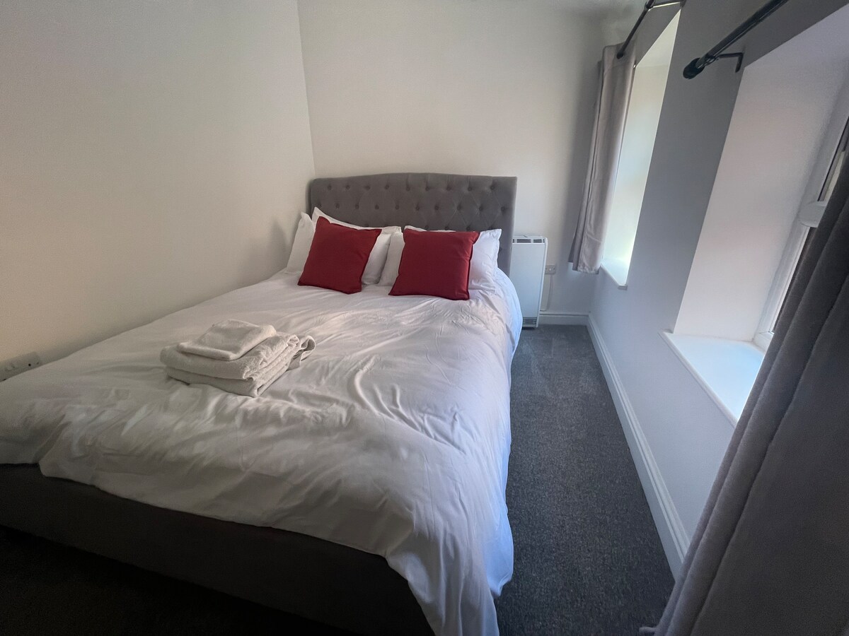 2 Bedroom Flat | Town Centre | Free Parking