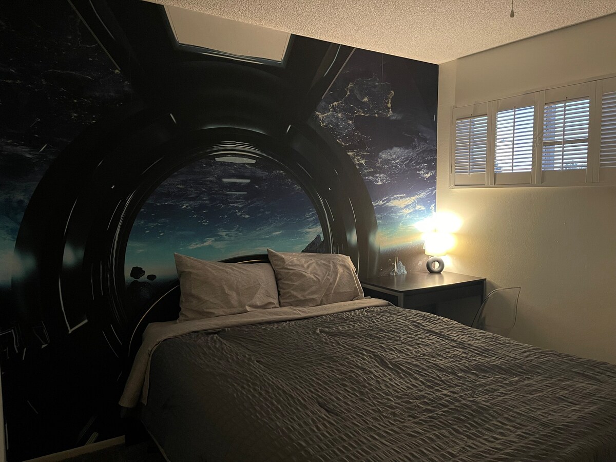 queen bed in unique UFO House close to everything