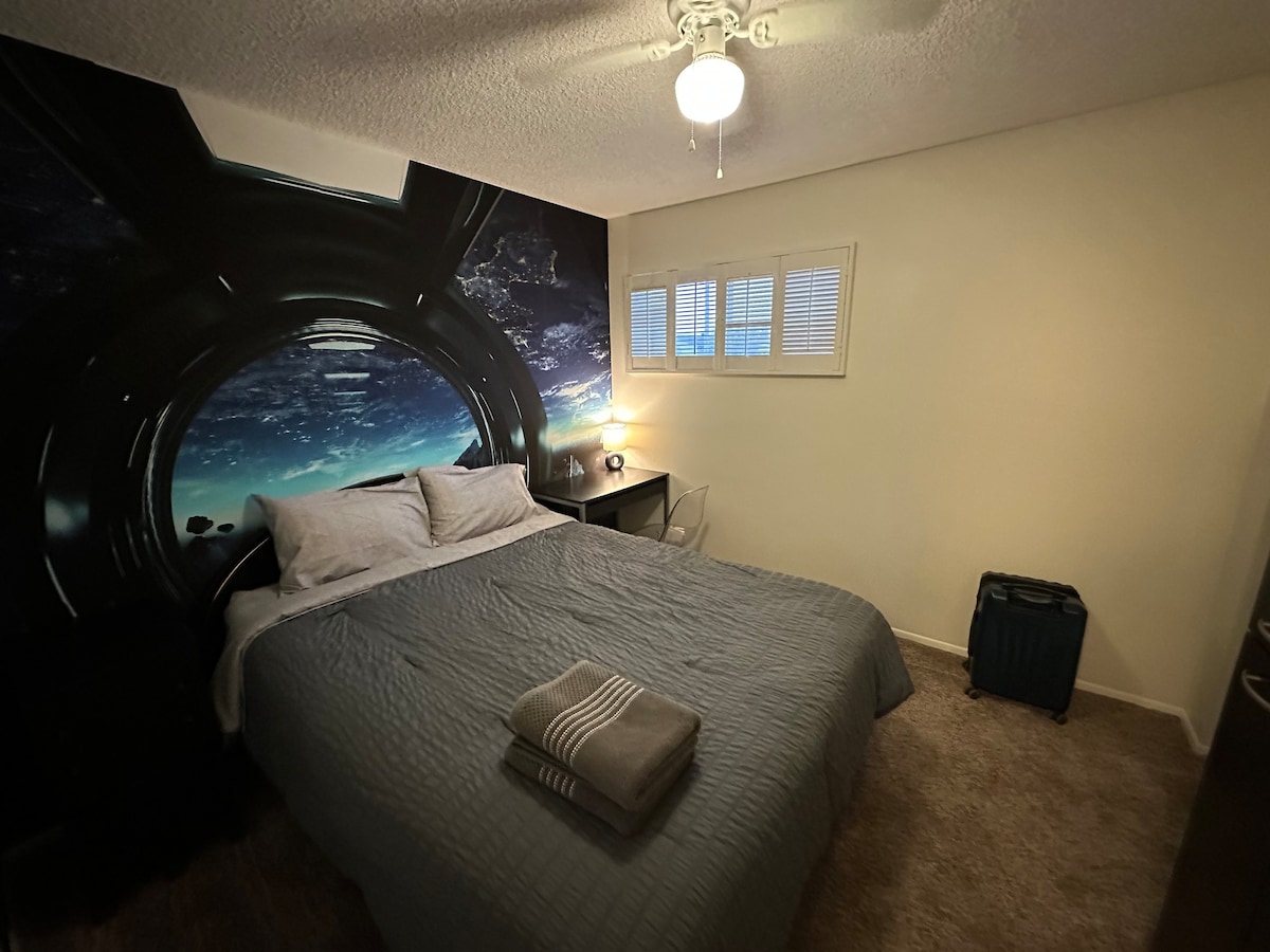 queen bed in unique UFO House close to everything