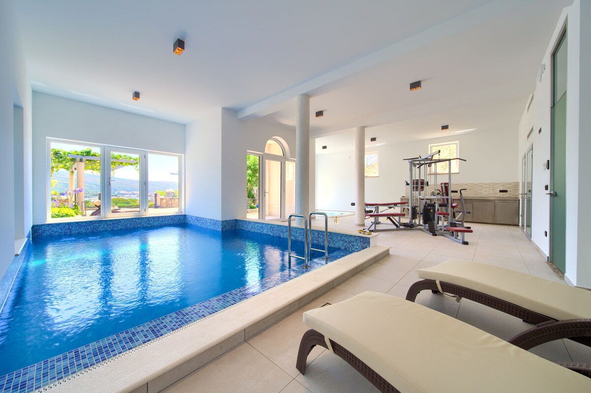 Apartment ROYAL 2 with pool and jacuzzi