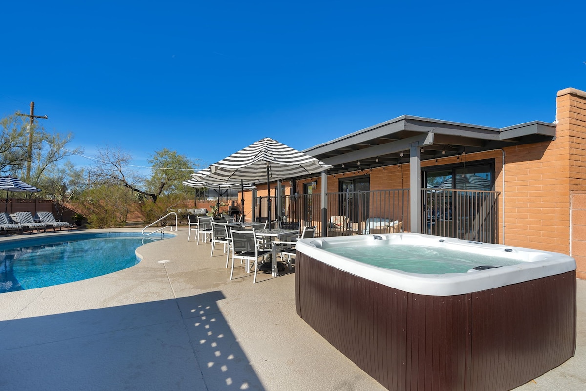 Private HOT TUB! Chic family home in Casas Adobes!