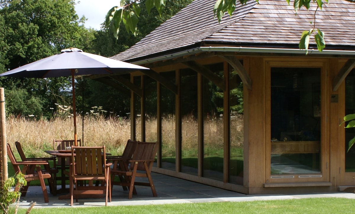 Unique 3 bedroom green oak pavilion in a meadow.