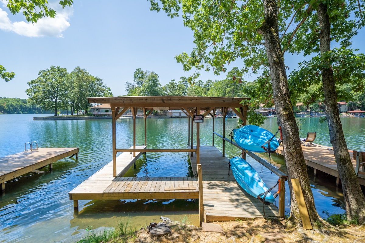 Lakefront Townhouse: Relaxing Lake Getaway