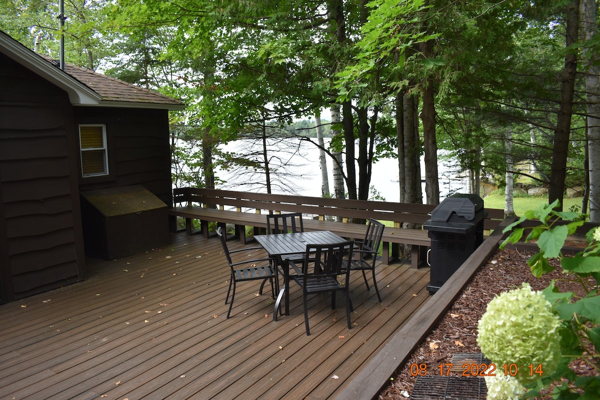 小狼池塘上的Lakefront Crescent Moon Cabin