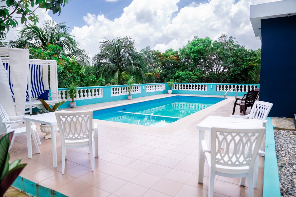 蓝色天堂（ Blue Paradise ） ，带泳池的5居室别墅。