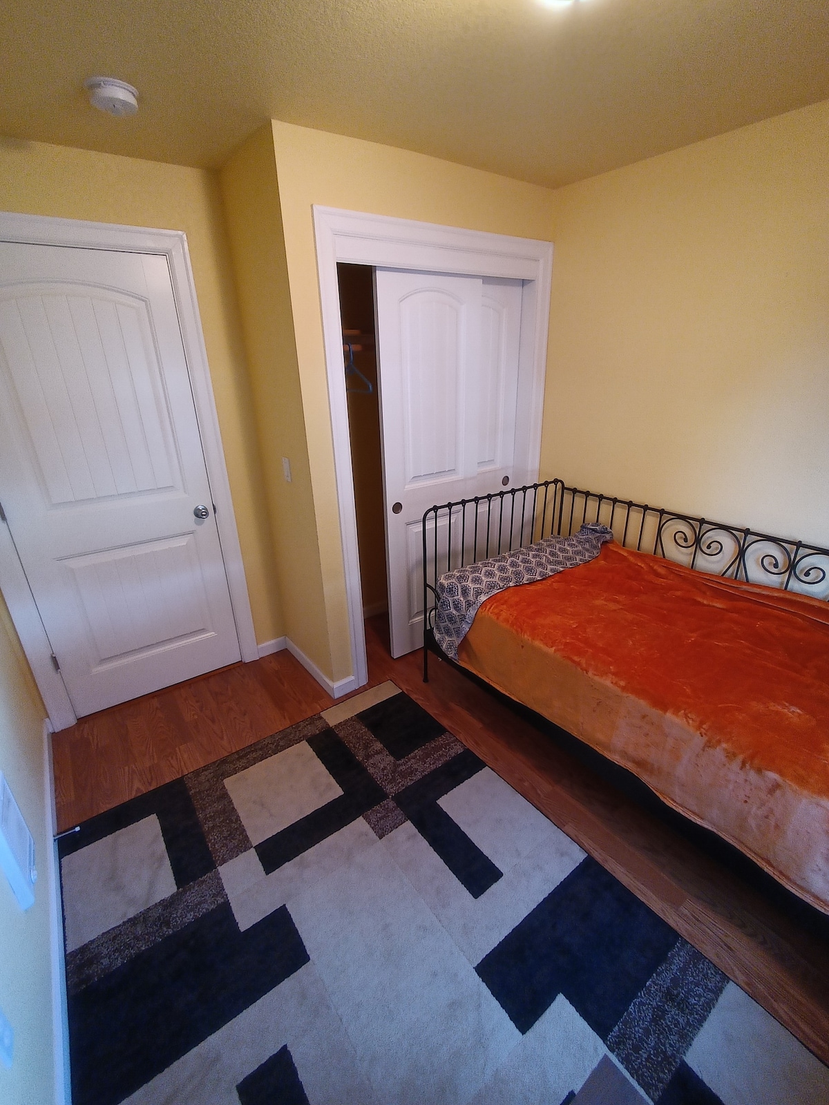 Cozy Room with Twin Bed in Salem