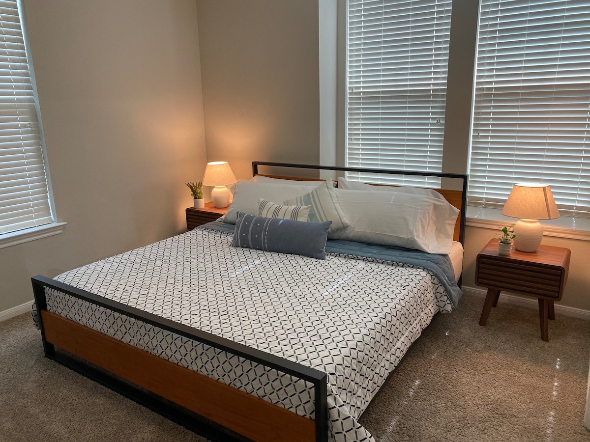 欢乐的现代2米宽双人床长期住宿。