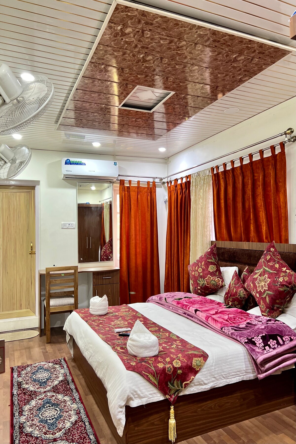 Deluxe Rooms in Srinagar