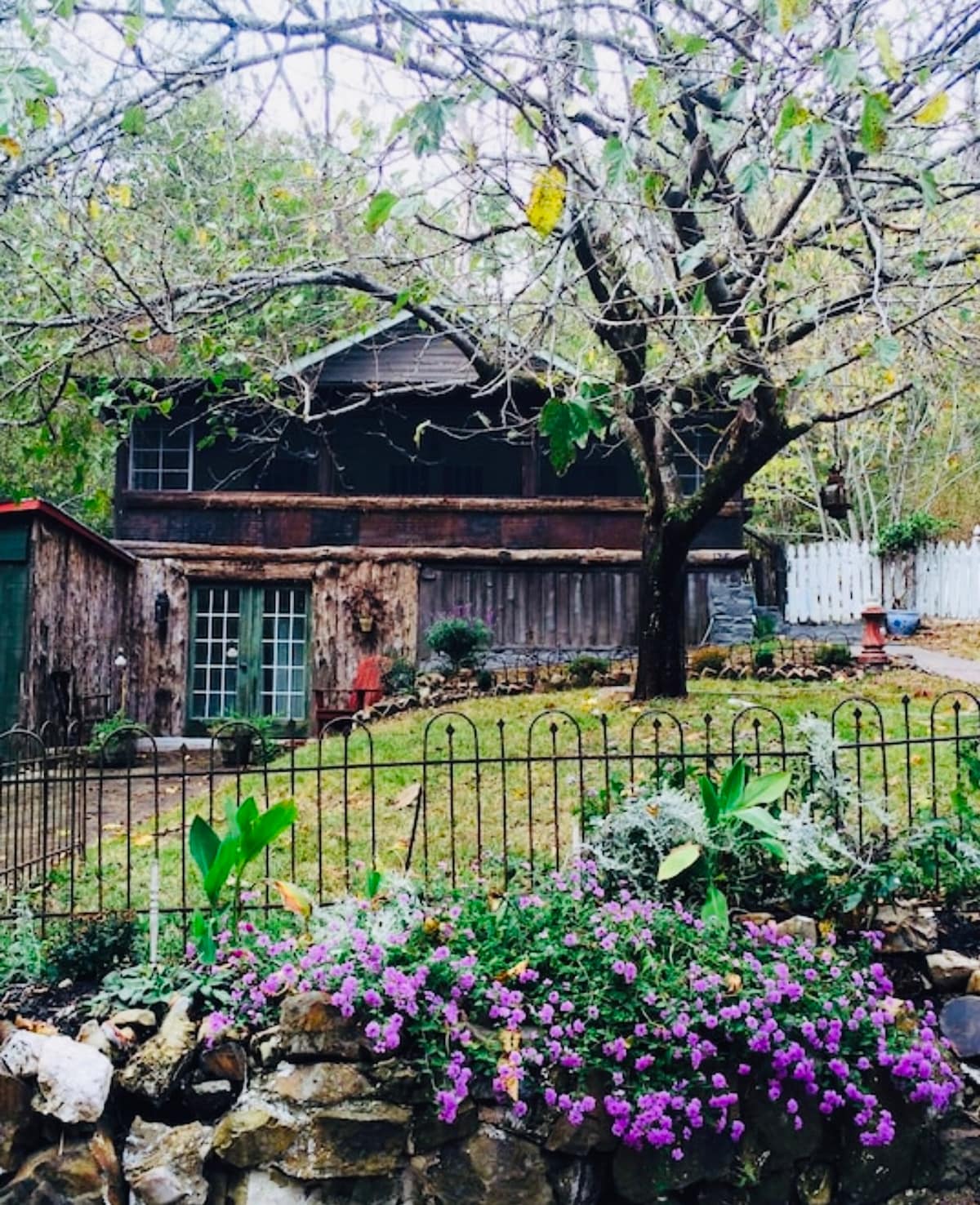 Rustic rennovated private Log Cabin