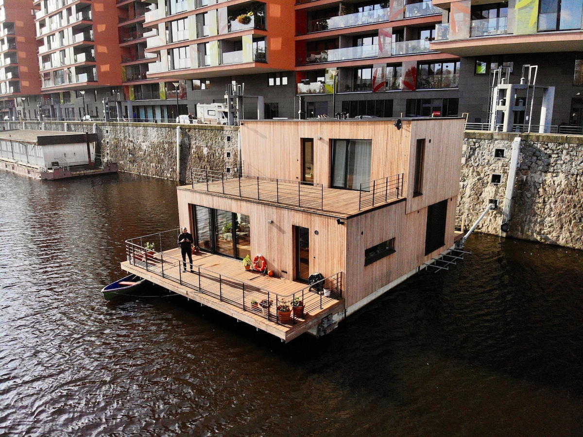 Nádherný rodinný houseboat v centru Prahy + Loď