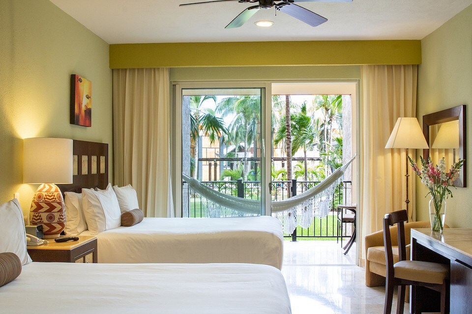 2-Bdrm Suite @ Luxurious 5 Star Beachside Resort