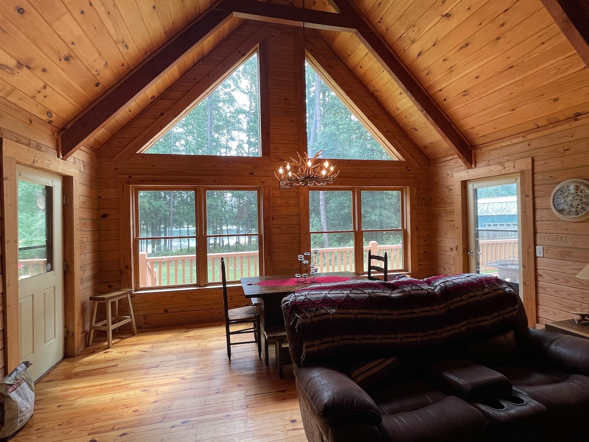 Unique 3 bedroom cabin on Lake Hartwell!
