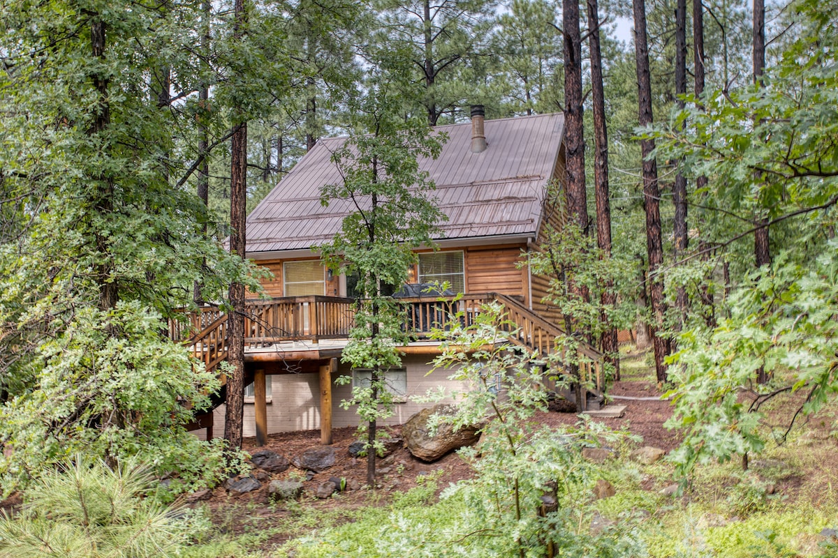 位于皮内托普（ Pinetop ）市中心的舒适树屋小屋。