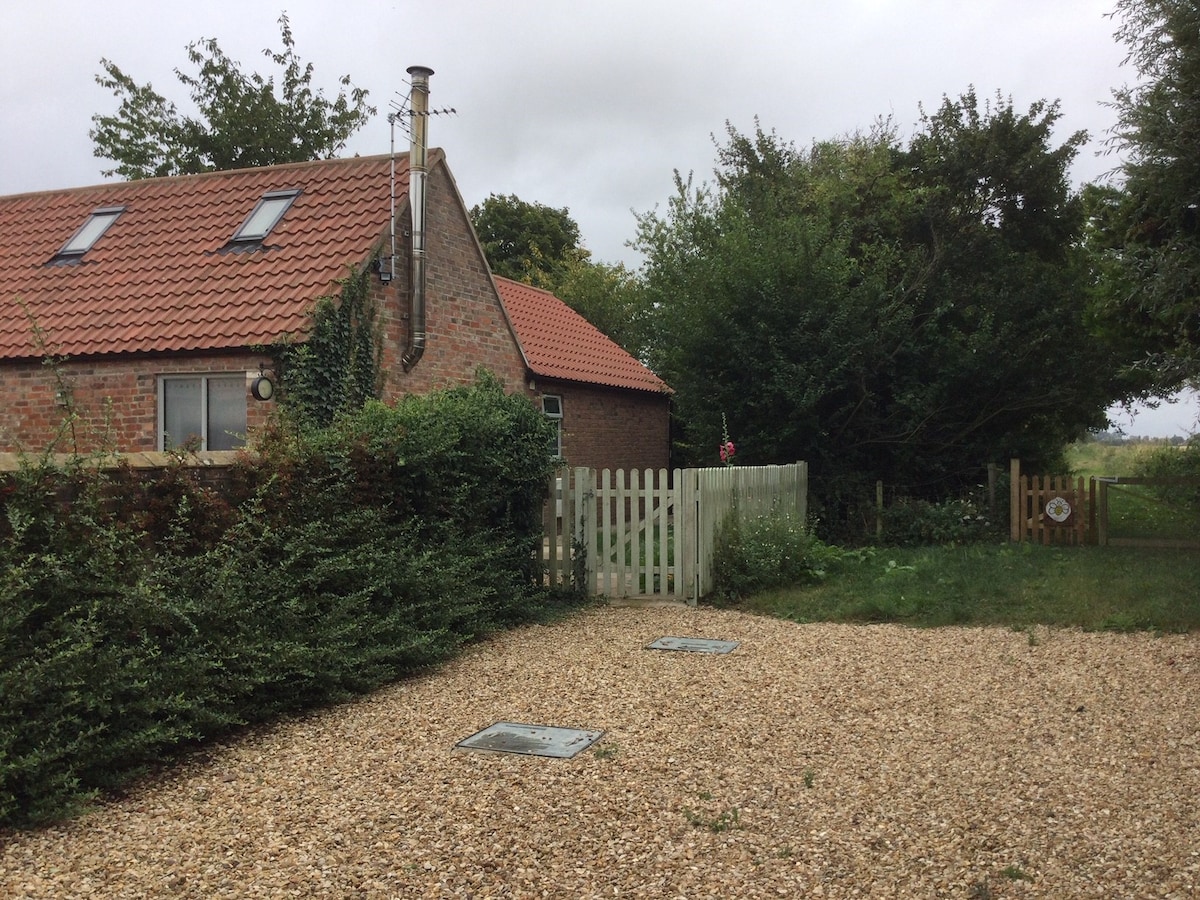 Peaceful 1 bedroom barn in lovely gardens.