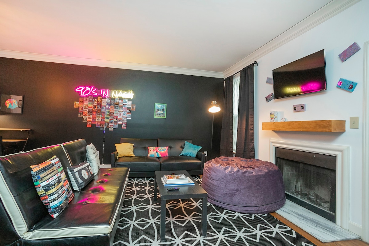 5 min to DT!*the 90s* 2 bd! Parking! West End!