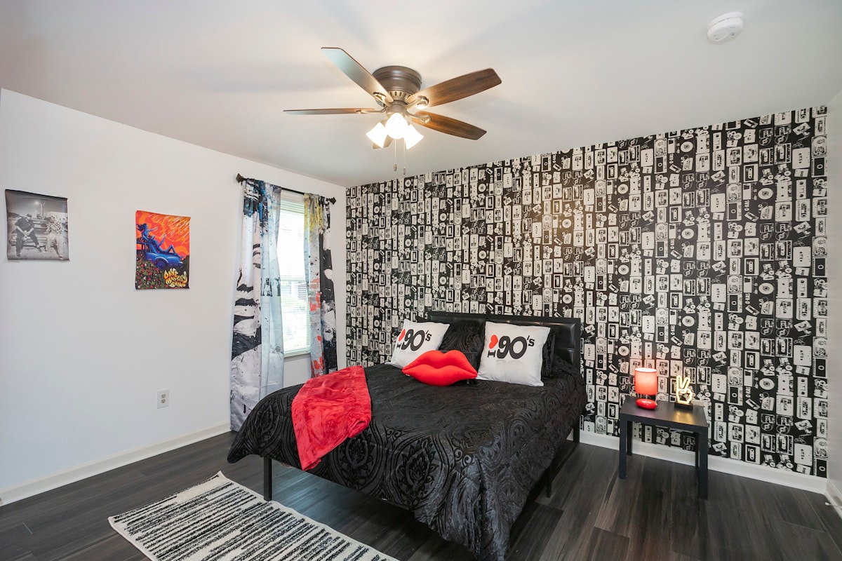 5 min to DT!*the 90s* 2 bd! Parking! West End!