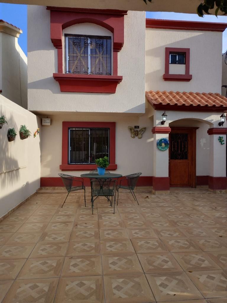 位于瓜伊马斯（ Guaymas ）入口处的漂亮房子。