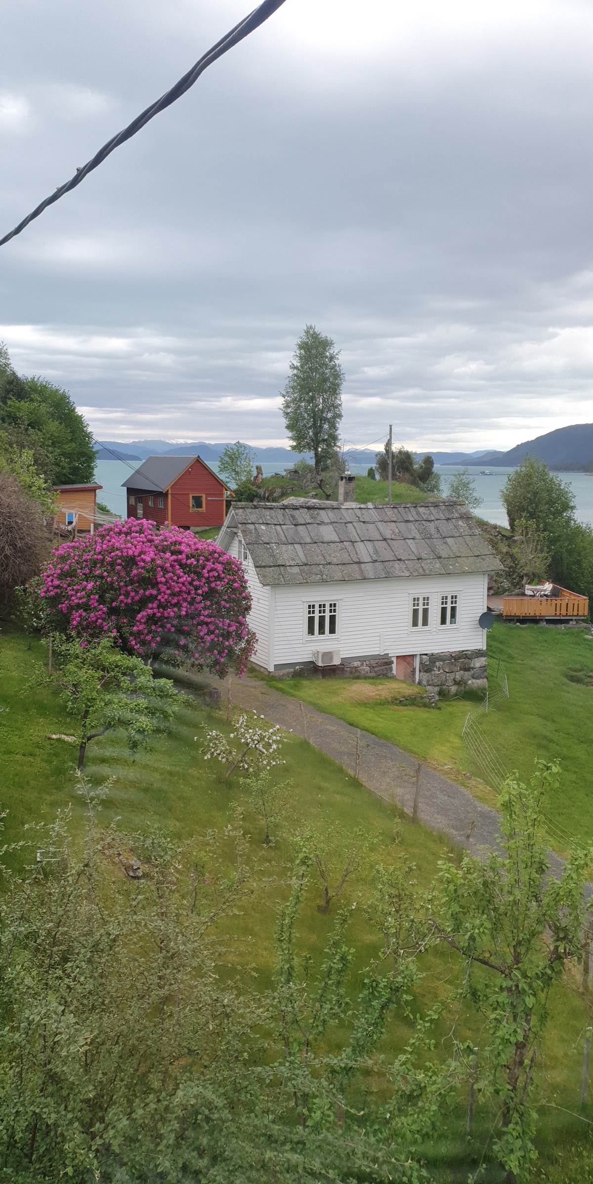 Sjarmerende eldre hus i landlige omgivelser.