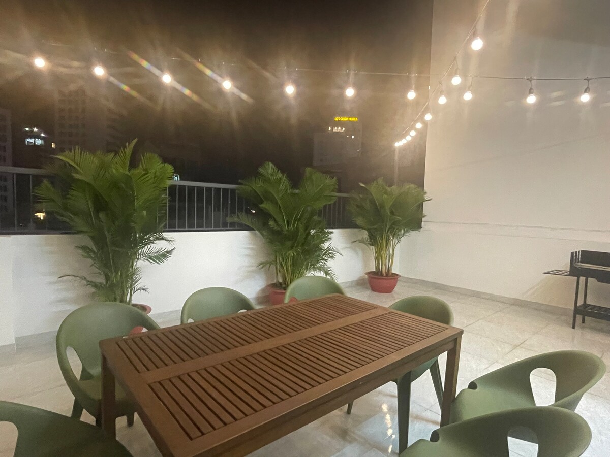 Whole floor + rooftop terrace in central