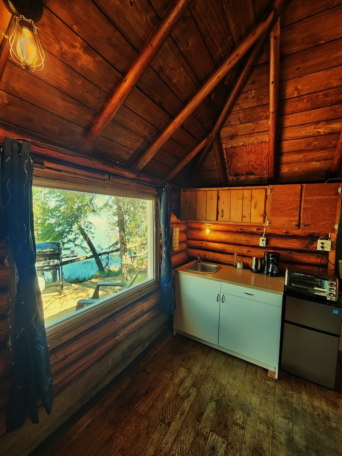 Lakeside 1929 Log Cabin w/ shared Hot Tub & Sauna