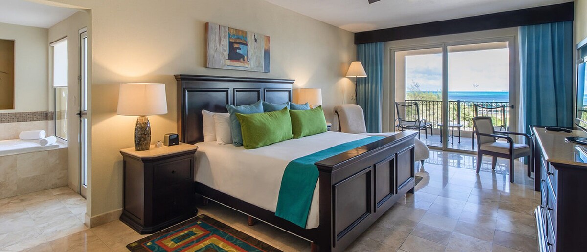 Oceanfront 2 Bedroom Penthouse on Resort