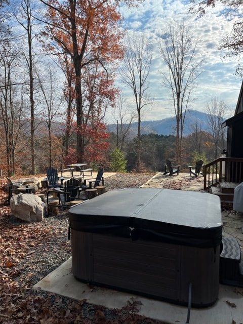 Modern cabin, hot tub, mtn views, fireplace