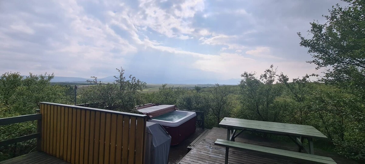 Beautiful cabin with hot tup and a view