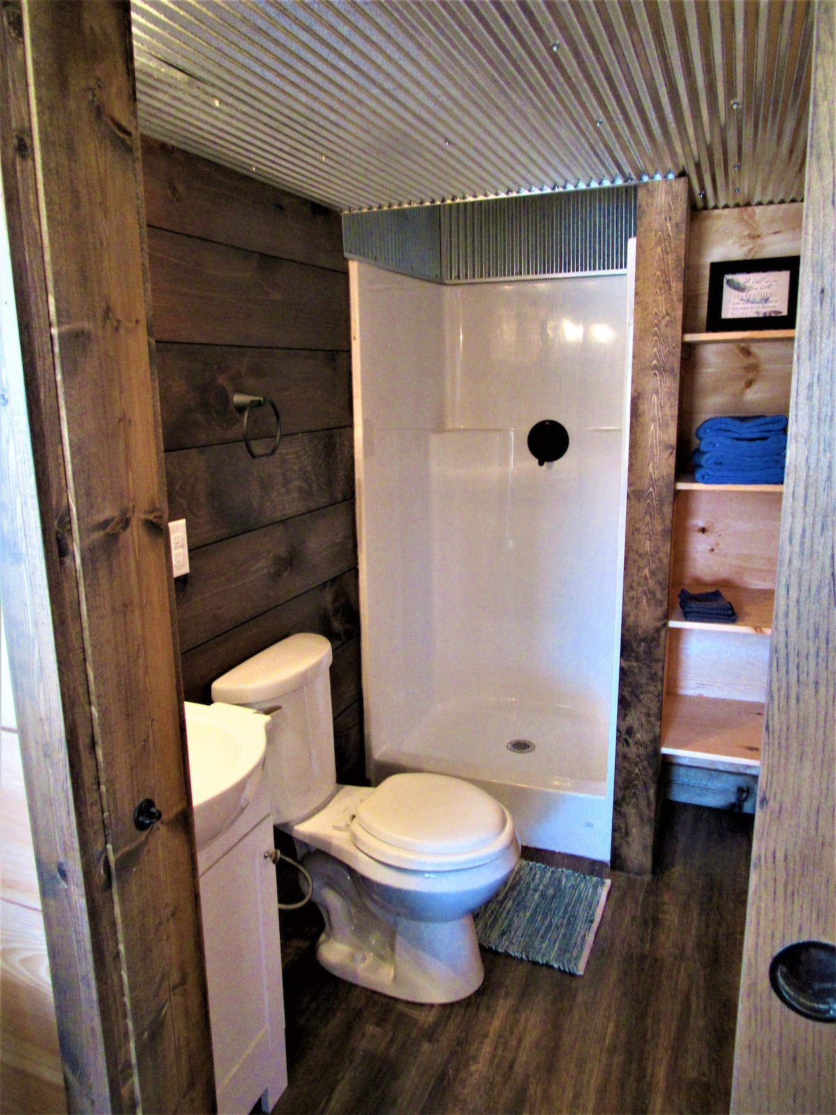 Delightful 1 Bedroom Tiny Home with loft