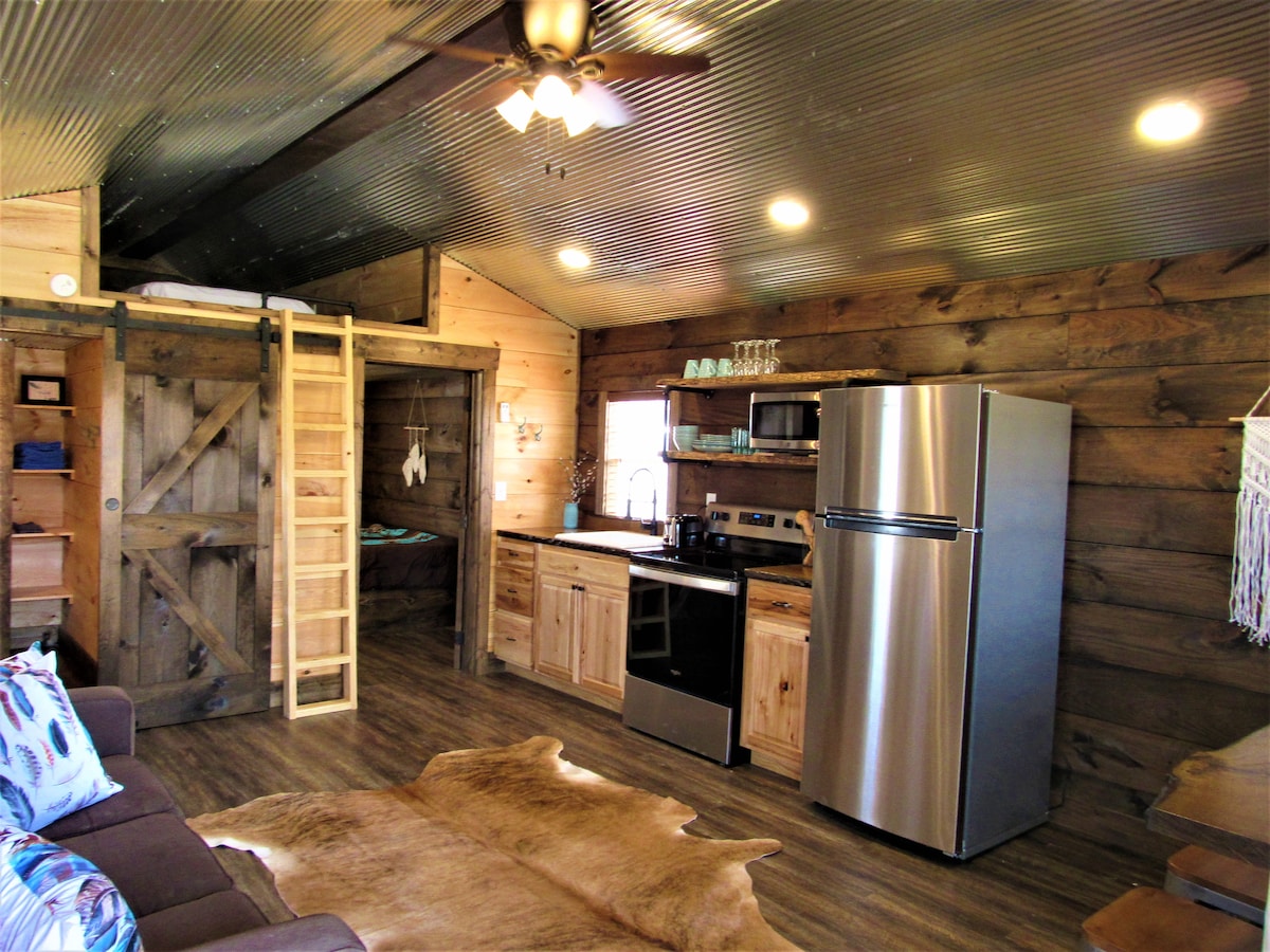 Delightful 1 Bedroom Tiny Home with loft