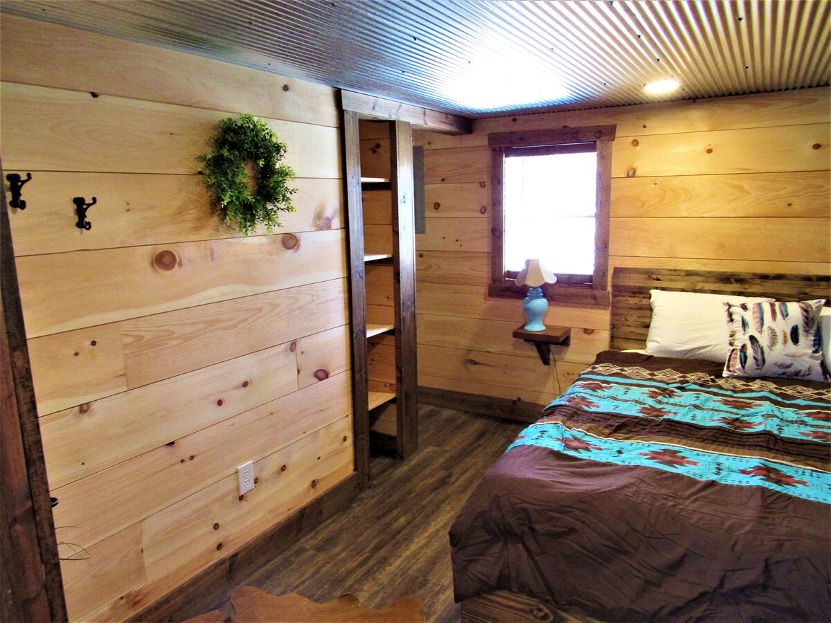 Delightful 1 Bedroom Tiny Home with loft
