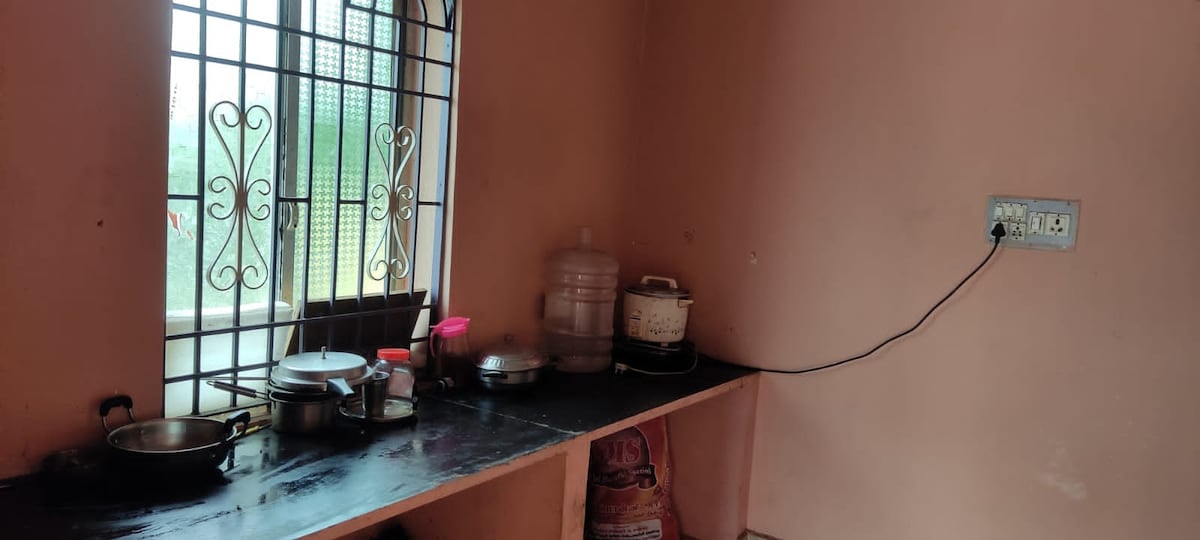 1-Bedroom home with parking on premises.Near VIT
