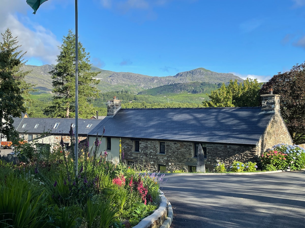 Luxury 3 bed cottage with Hot Tub in Snowdonia