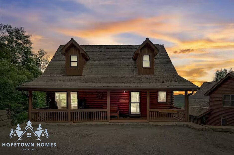 Firefly Cabin! Hot Tub, Sauna, near Ski Resort