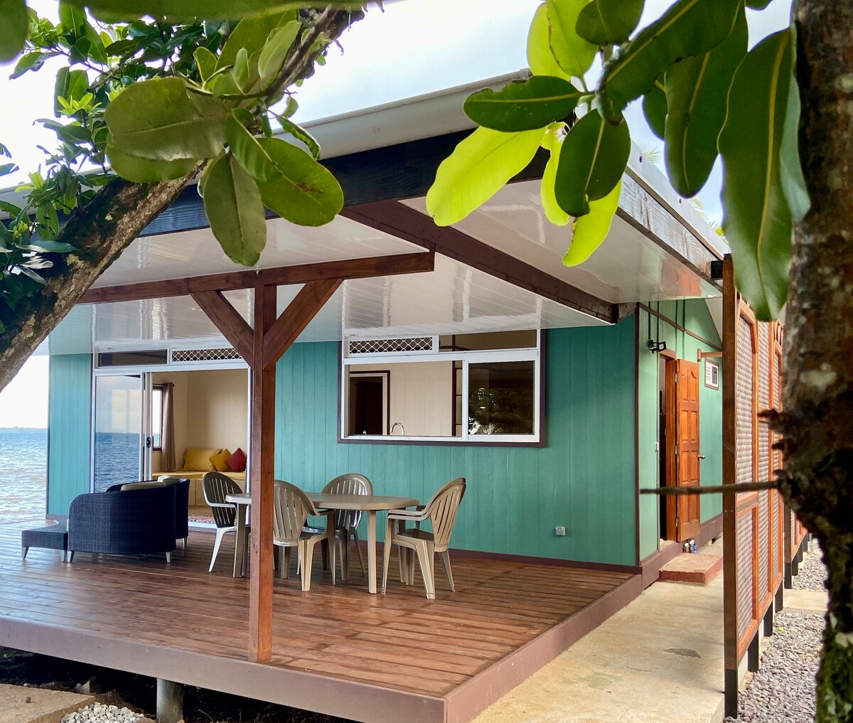 « Fare Naki Nui » maison posée au bord de l'eau