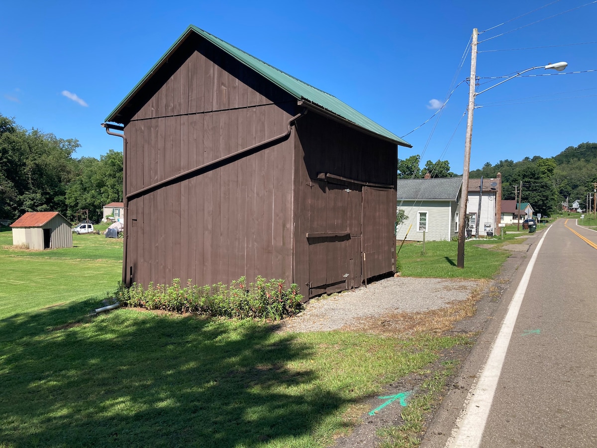 Glenmont Trail Barn Bunkhouse