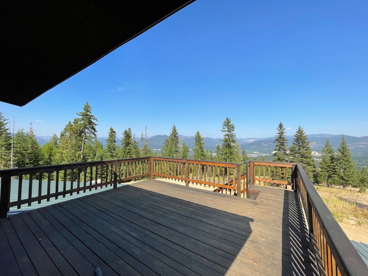 Panoramic mountain view loft