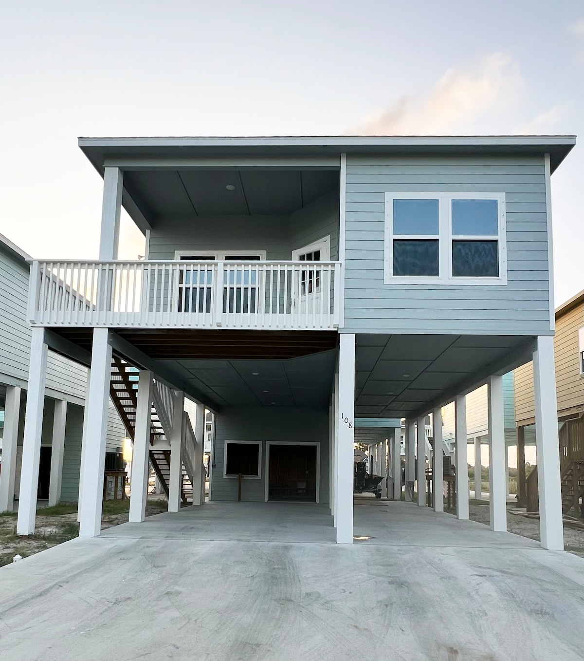 Gorgeous Beach House w/ Pop-Up Bar & Pool