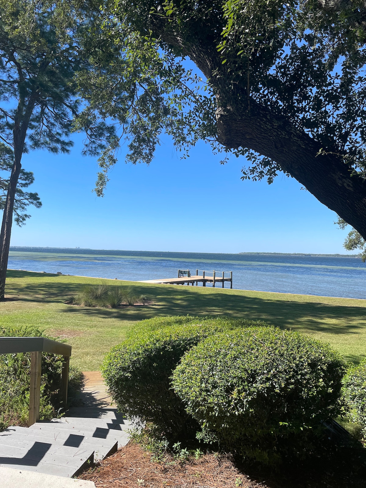 * The Dock Condo * Waterfront zen in Bluewater