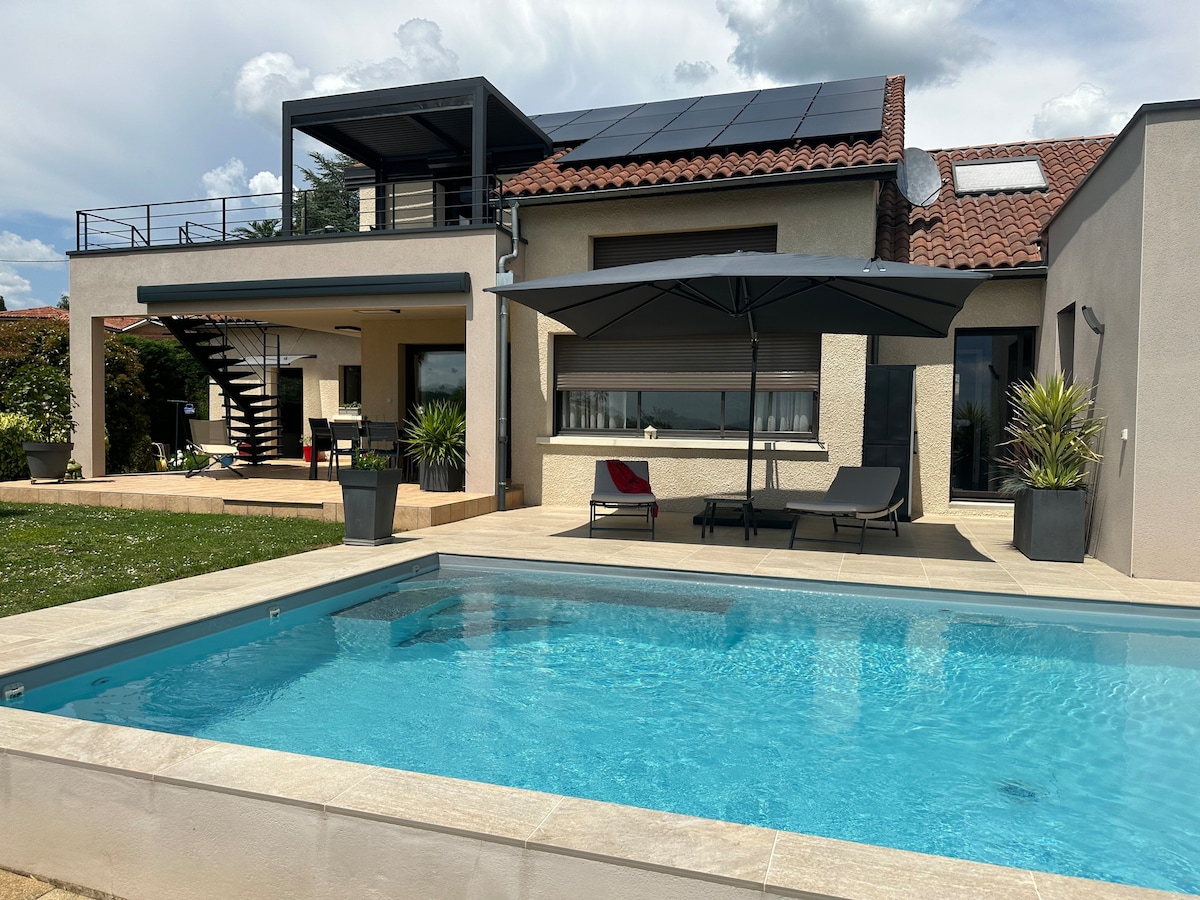 Studio indépendant à l'étage accès piscine * *