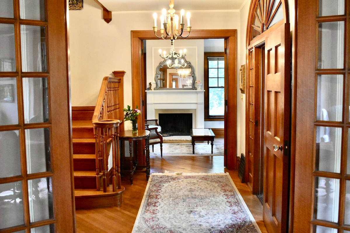 Victorian Retreat Steps to Downtown and Kinnick S.