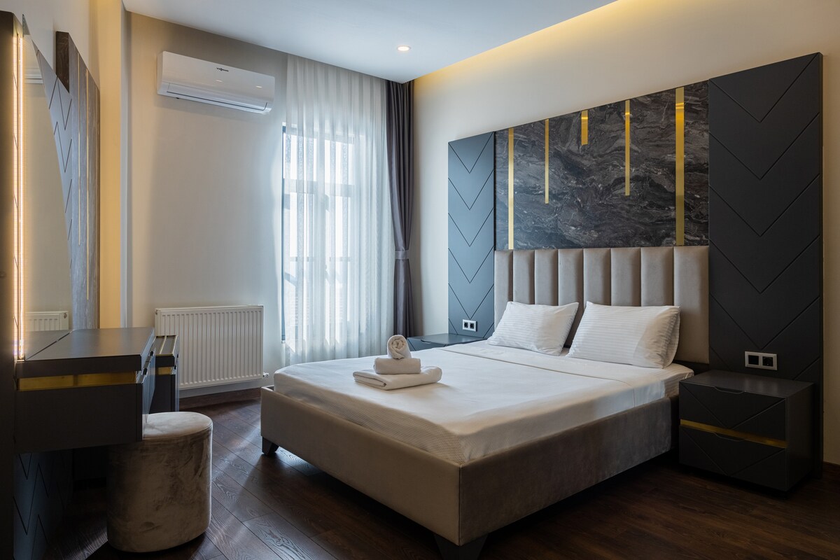 4 min walking distance to Pera and Istıklal Street